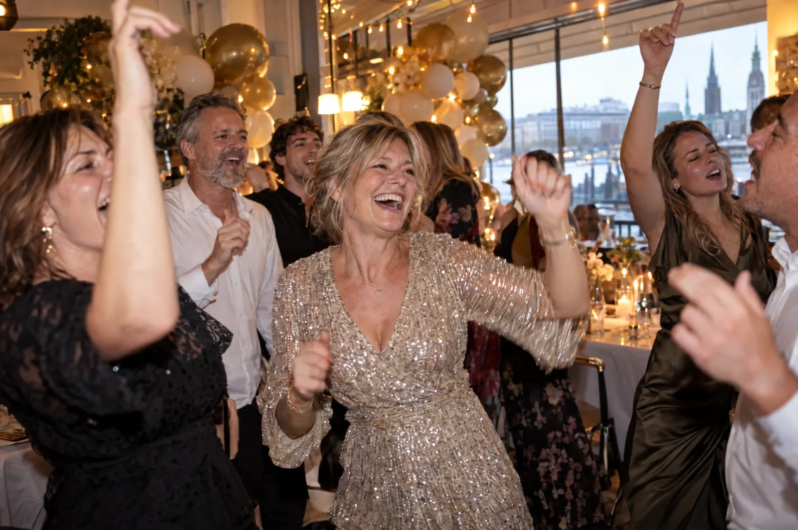 Freunde feiern einen 50. Geburtstag