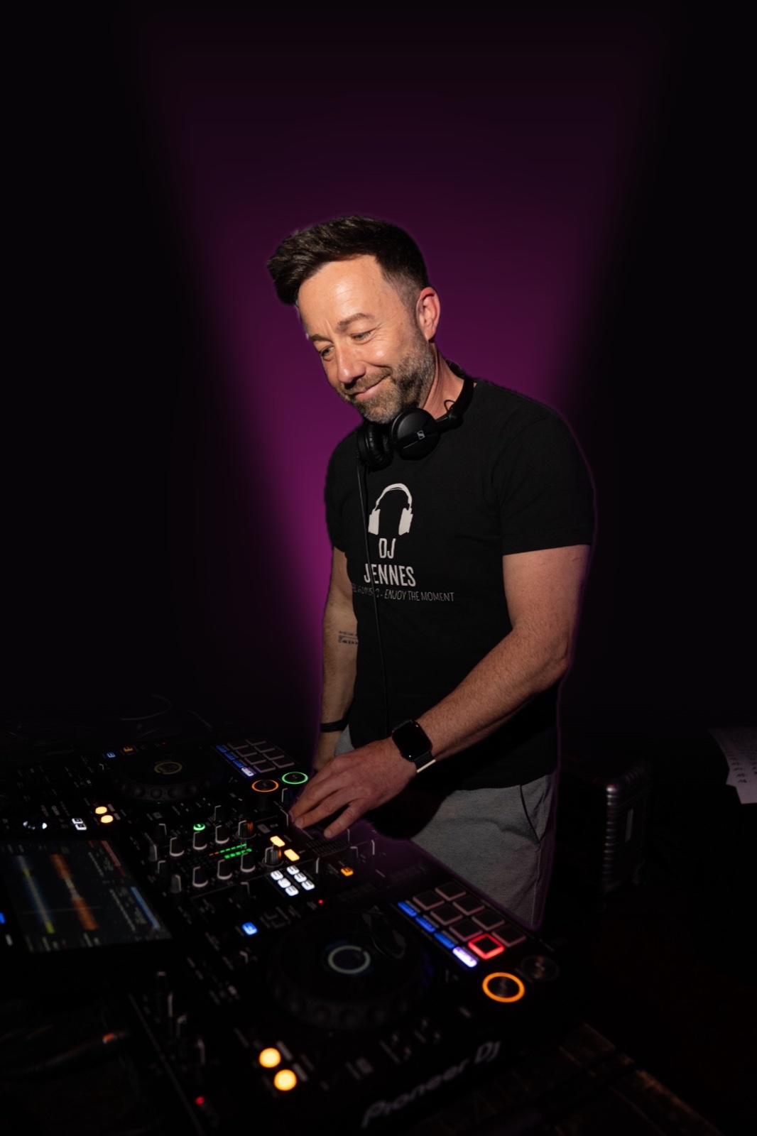 DJ Jennes am DJ-Pult während einer Feier in Hamburg